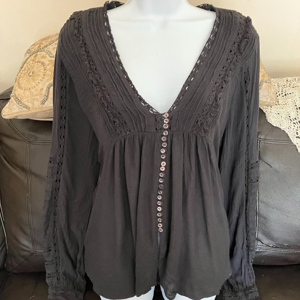 FREE PEOPLE - Long Sleeve V-Neck Button Up Blouse (Black)